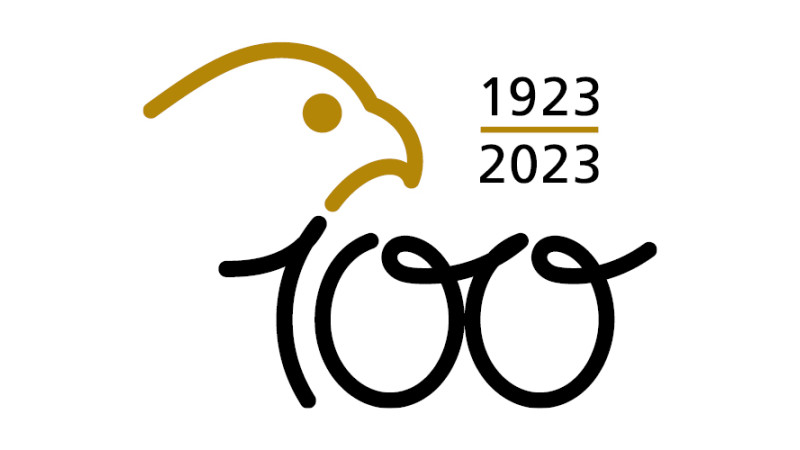 Logo zum 100jährigen Stadtjubiläum: Ein Falkenkopf mit einer 100 und den Jahreszahlen 1923 und 2023