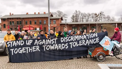 Aktive des Jugendforums anlässlich des Internationalen Tages gegen Rassismus bei einer Demonstration vor dem Bahnhof Dallgow-Döberitz
