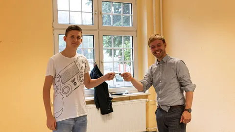Das Bild zeigt Marius Miethig vom Jugendforum (links) und Robert Bolze vom ASB (rechts) bei der Schlüsselübergabe.