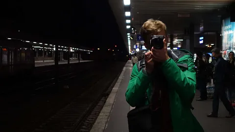 Ein JuFo-Mensch fotografiert mit einer Kamera