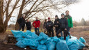 Gruppenbild mit Müllsäcken nach erfolgreichem Clean Up