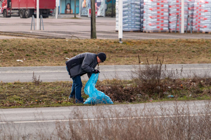 Beim Müllsammeln an der Falkenhagener Straße