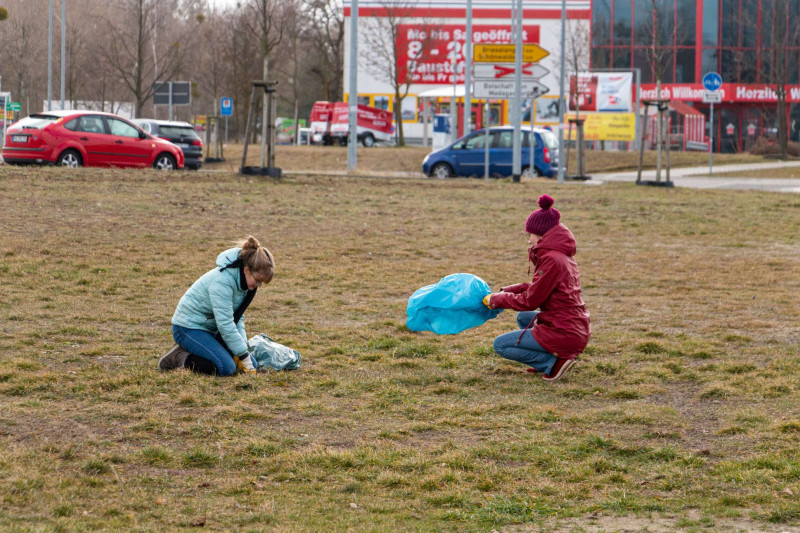 Zwei Personen beim Müllsammeln auf dem Falkenhagener Feld