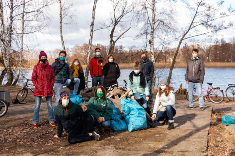 Gruppenbild von der Müllsammelaktion vorm Falkenhagener See
