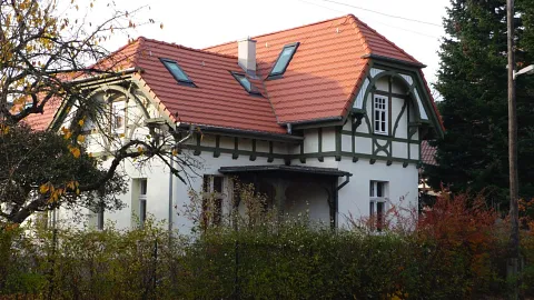 Die umgebaute Spiegelbildvilla, in der heute das Bürgerhaus Finkenkrug beheimatet ist.